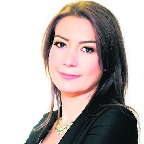PiyasaTurkiyeTR's tweet photo. 🔴 Sabah Gazetesi yazarı Dilek Güngör:

"Foncular yarım milyon kişiyi mağdur etti. Devlet, şirket sahiplerinin hepsinin cebindeki son kuruşa kadar tahsil etmeli, ellerini kollarını sallayarak gezmelerine izin vermemeli, onların sermaye piyasalarına bir daha dönmelerine de set çekmeli. Bu sermaye piyasalarına güveni yerine getirir, SPK’nın olaya geç müdahalesinin günahını da temizler."

#Bist100 #Fon