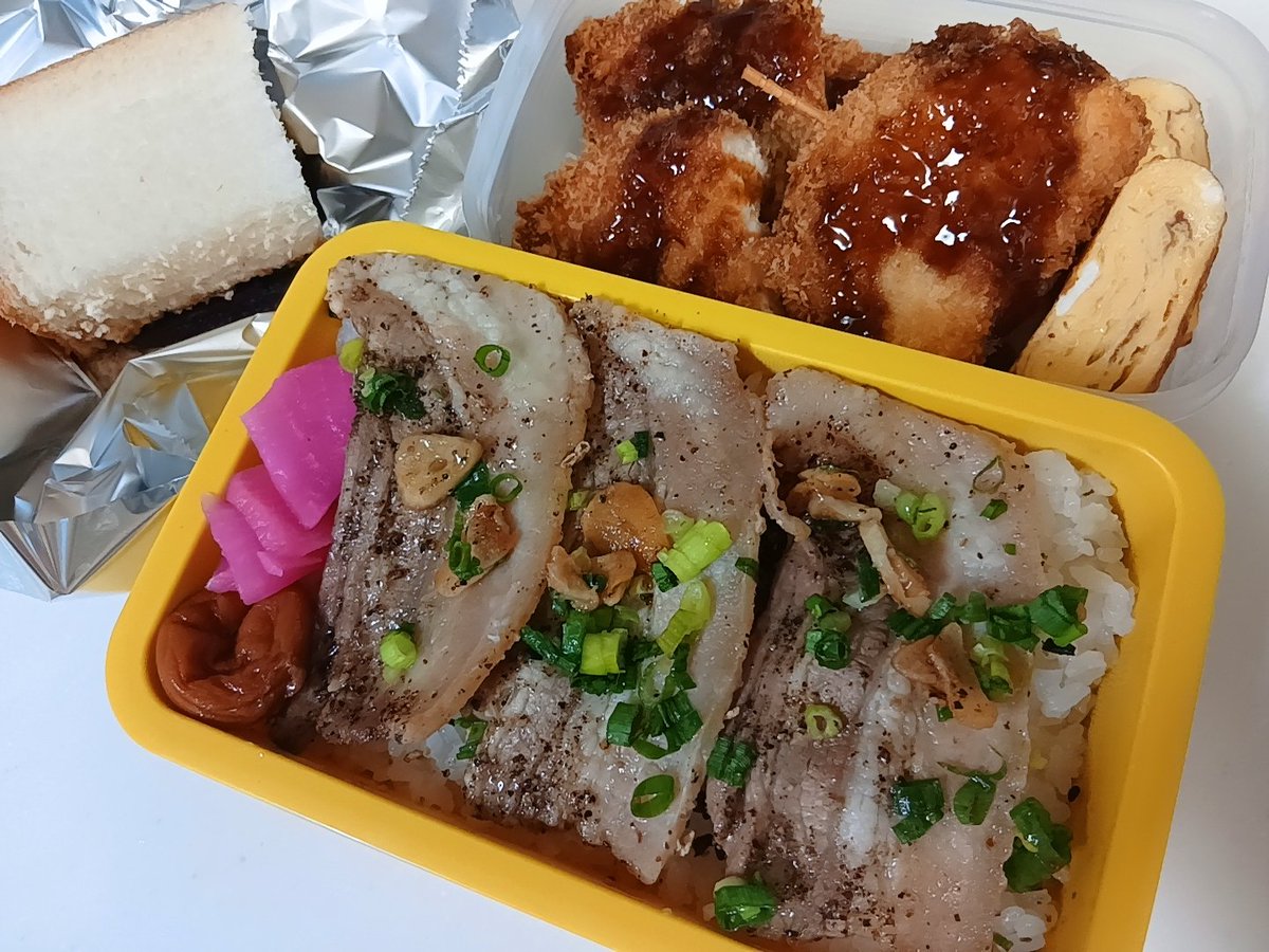 yott_chan's tweet photo. 豚バラ焼き肉、ささみカツ&amp;玉ねぎ、冬瓜スープ、桃JAMバターコショウパン🍑
弁当にはあんバターパン😁
昨日は家事と仕事合わせて17時間(休憩1時間)疲れて当然寝落ち😴
今日からまた2連休～🙌洗車&amp;ガラコ絶対塗るぞ🚘✨
 #お弁当  #高校生弁当  #おうちごはん https://t.co/KcRAmbcvGw