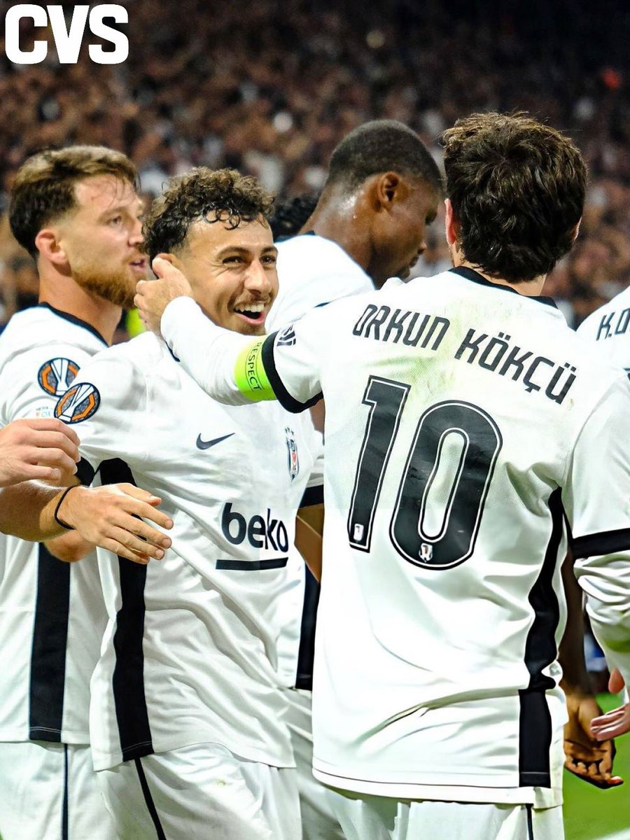 CSVTv20's tweet photo. KARTAL AVRUPA’YA GÜMBÜR GÜMBÜR BAŞLADI! 🦅🔥

Temsilcimiz Beşiktaş, Avrupa Ligi’ndeki ilk maçında Marsilya’yı 4-1 mağlup ederek Avrupa’ya güçlü bir mesaj verdi! ⚫⚪
Orkun Kökçü orta sahada oyunun patronuydu; temposu, kalitesi ve liderliğiyle takımını yönetti. 🎩🇹🇷
İlhan Fakılı ise perdeyi açan golüyle gecenin fitilini ateşledi! 💎🔥
Yeni transfer Ernest Poku da Beşiktaş formasıyla ilk golünü attı. ✨
Avrupa’da unutulmaz bir başlangıç! 🦅🏆