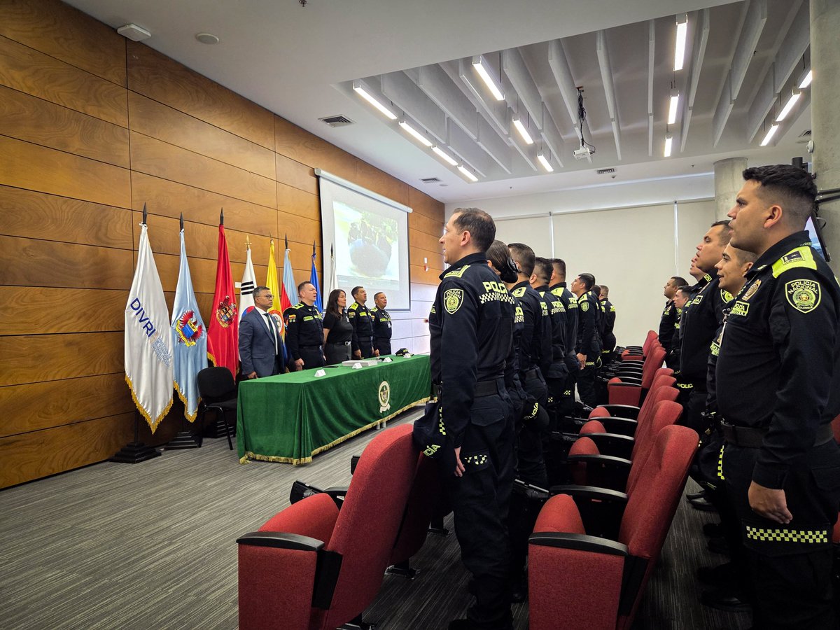 PoliciaUNIPEP's tweet photo. En las instalaciones de @divriveteranos, dimos inicio a la clausura del curso para el fortalecimiento de capacidades entre la @PoliciaColombia y la @rcmpgrcpolice, donde se abordaron temáticas relacionadas con la violencia basada en género y la construcción de paz. #DiosYPatria https://t.co/b8hGeAkshS