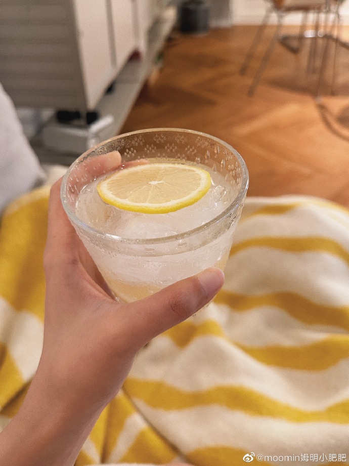biscu745513's tweet photo. A perfect lazy Sunday evening with iced lemon tea and a good book—this is how I recharge my vibe https://t.co/KHGaLLNEym