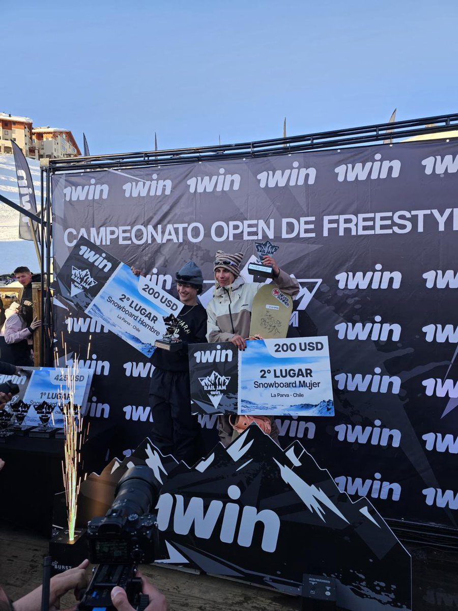 FaunaAmazon's tweet photo. En el 1win Rail Jam bajaron sobre un avión de verdad! 🛩️

5 de septiembre, La Parva, Chile. 1win llevó al snowpark el fuselaje de un avión real, algo que nadie había hecho antes en Latinoamérica.

Participaron riders de Estados Unidos, Reino Unido y Europa. El premio total de 1win fue de $2.500. Durante el evento, alrededor de 50.000 personas visitaron el resort y cerca de 20.000 siguieron el descenso en vivo.

Todo el podio quedó en manos de chilenos: Álvaro Yáñez, Carolina Rivas, Francisco Salas y Javiera Rojas.

«Nunca se había hecho algo así en Chile. 1win desempeña un papel clave en el desarrollo del freestyle en Sudamérica», — Nicolás Carvalho, Snow Animal.

Esto es solo el comienzo 🏂