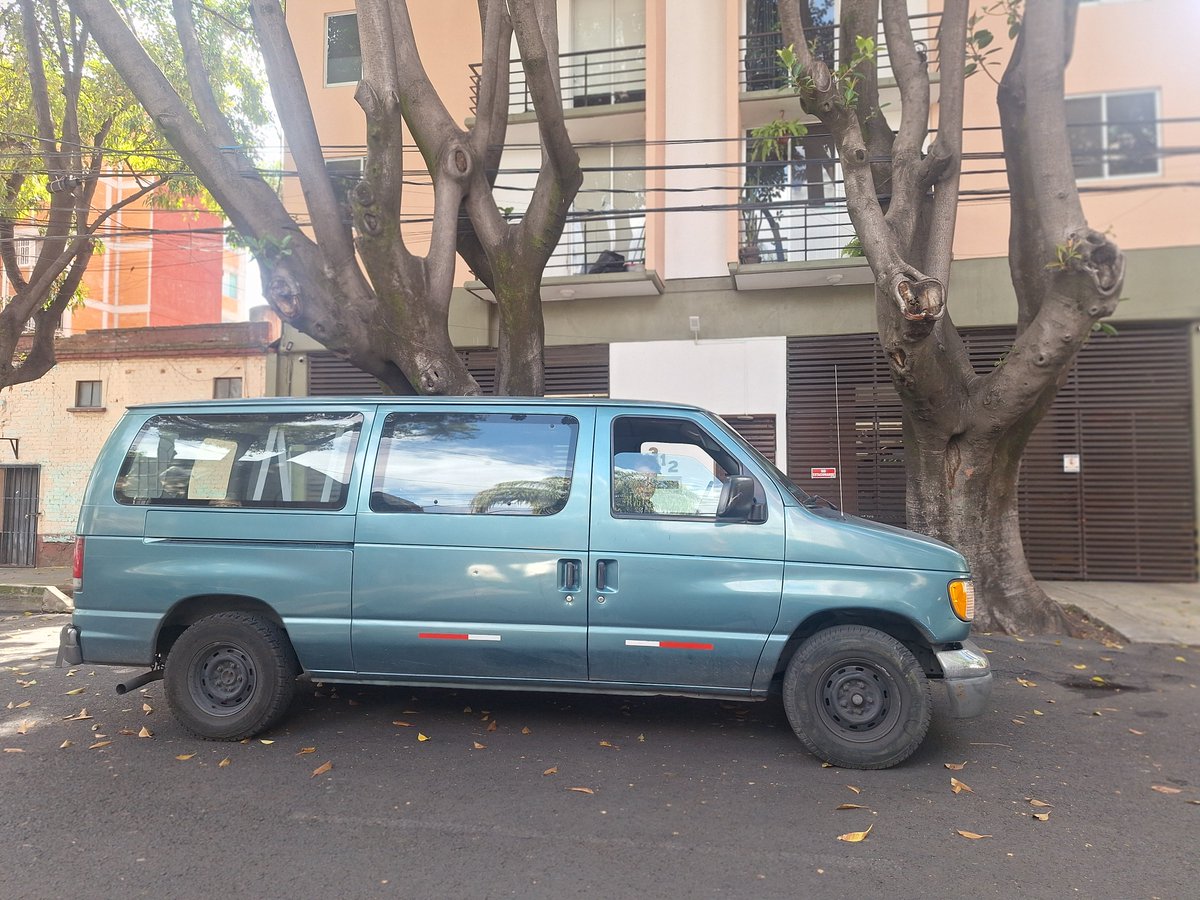 Happy_Anessa's tweet photo. @UCS_GCDMX @OVIALCDMX @SSC_CDMX Apoyo para retirar auto estacionado en entradas 
Calle Sevilla entre Municipio Libre y Victor Hugo en @La_Portales https://t.co/3fEhEThA3E