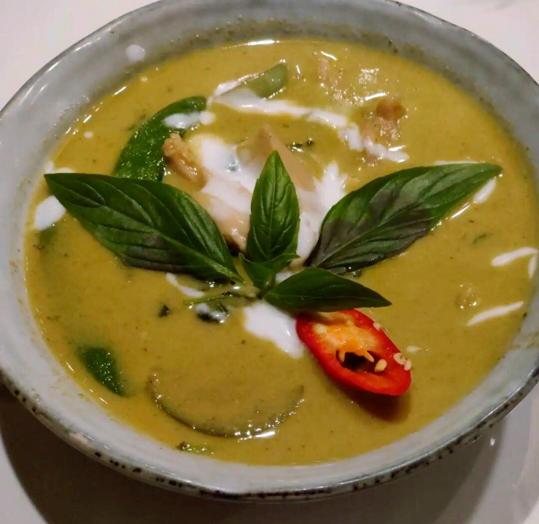 js8080925's tweet photo. Try vibrant Thai green curry tonight! Creamy coconut milk, spicy chilies, and fresh basil make every bite a flavor explosion that transports you straight to Bangkok. https://t.co/TIt5iySK1S