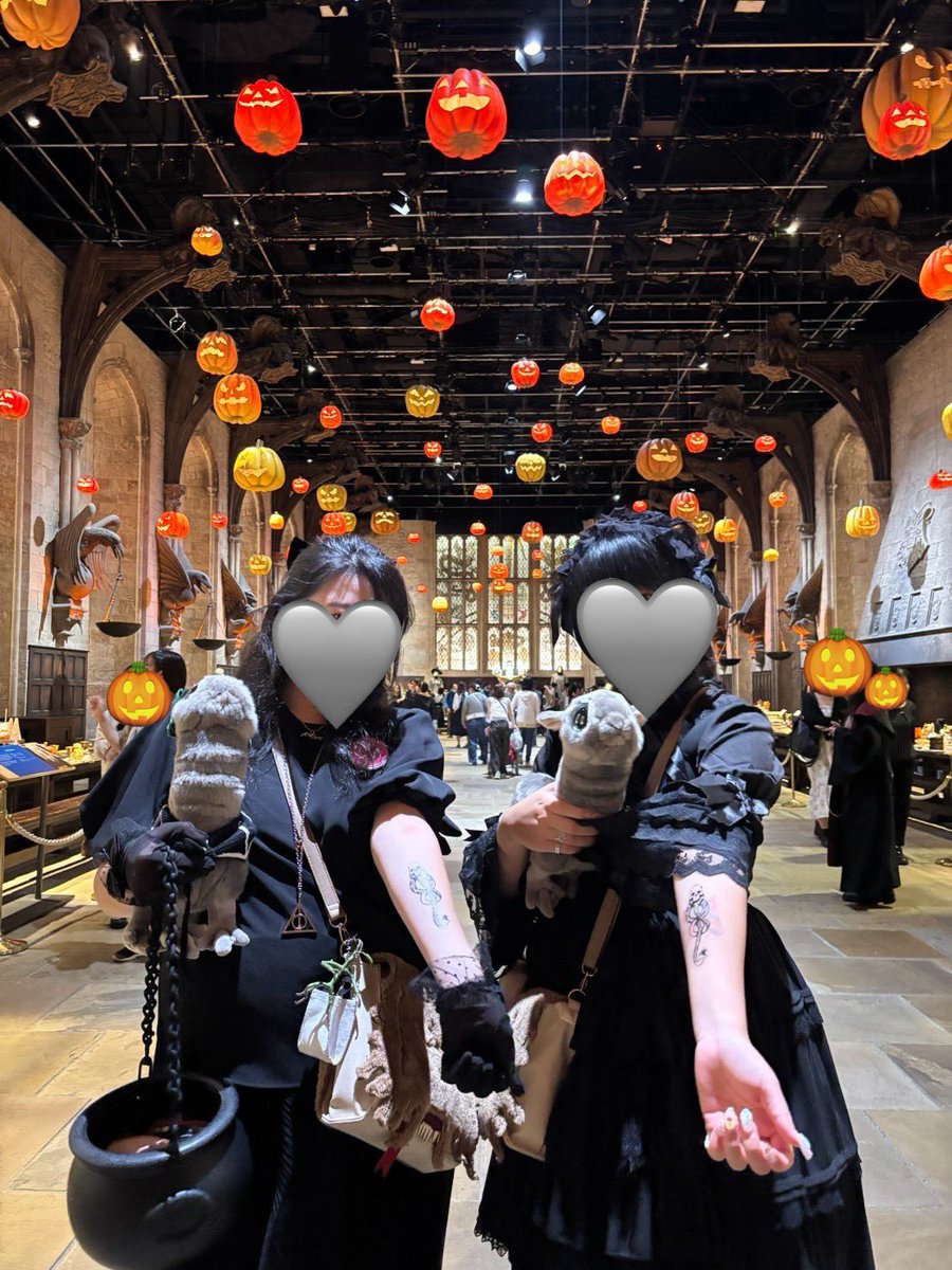 runan92's tweet photo. れなちゅんとポタツア🖤
黒でまとめて闇の印タトゥーシールして昨日限定でデスイーターに🪄写真を撮るたびデスイーターらしさがない表情すぎて向いてないんだねって笑いました
#WBtourtokyo
#スタジオツアー東京
#ハリポタツアー
#闇の魔術のハロウィーン https://t.co/EAMfBFnZz0