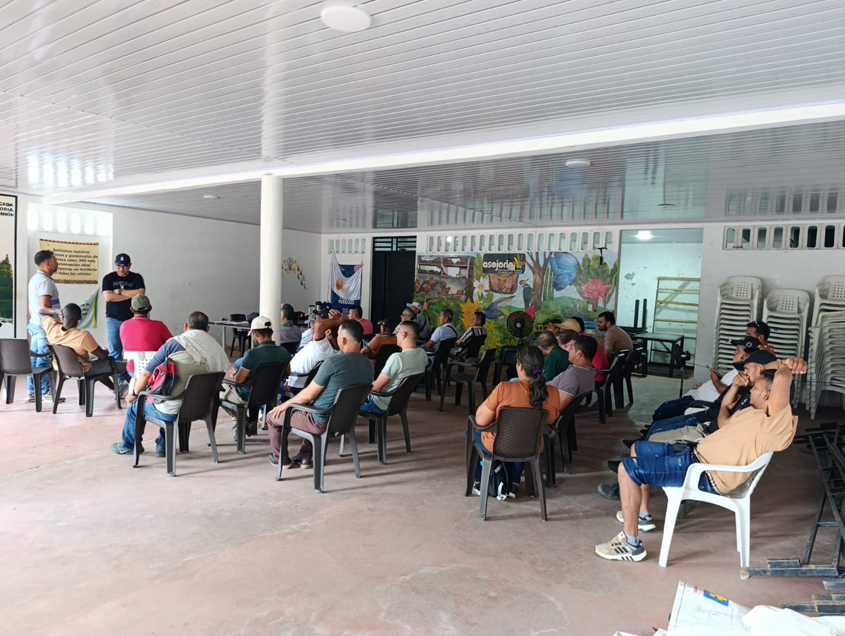 ESAPOficial's tweet photo. #Territoriales | La #TerritorialHuilaCaquetáBajoPutumayo llegó a Puerto Rico, Caquetá, con formación en diálogo social, resolución de conflictos e inteligencia artificial, fortaleciendo herramientas para el trabajo comunitario.
#DiálogoSocial https://t.co/rJpeDHVFr3