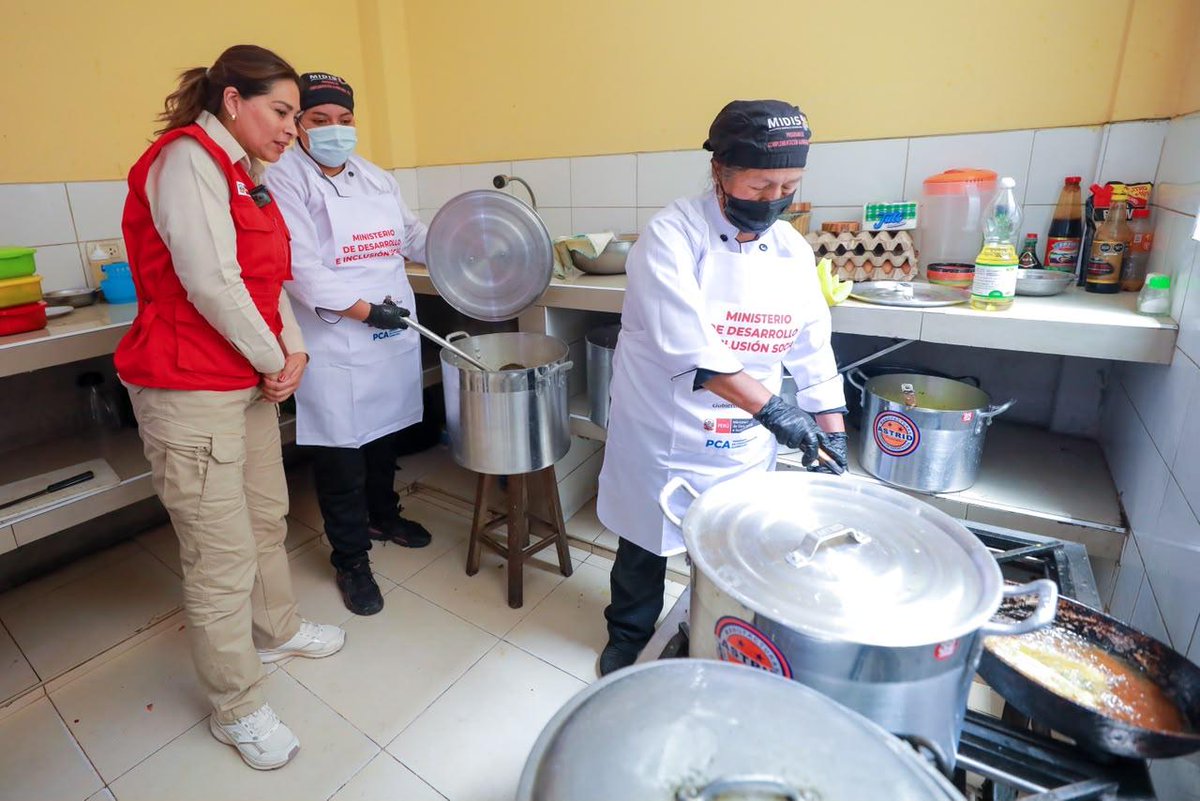 MidisPeru's tweet photo. 📍 #MidisEnRegiones | En #Cajamarca, la lucha contra la anemia también se impulsa desde nuestros comedores populares. 🍲💪

La ministra Maritza Canales visitó el comedor popular “La Perlita”, donde dialogó con sus integrantes y conoció de cerca el trabajo que realizan diariamente para brindar alimentación a 56 adultos mayores.

🥗 Los comedores populares son aliados importantes para acercar una alimentación complementaria a quienes más la necesitan y promover mejores hábitos alimentarios.