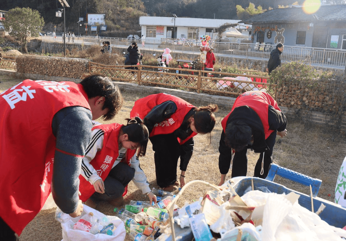 seonghyeon53893's tweet photo. Join our neighborhood park cleanup this Sat (9AM) + free snacks for all volunteers! Bring gloves u0026 let’s make our green space shine together! https://t.co/mWQBZB8M6o