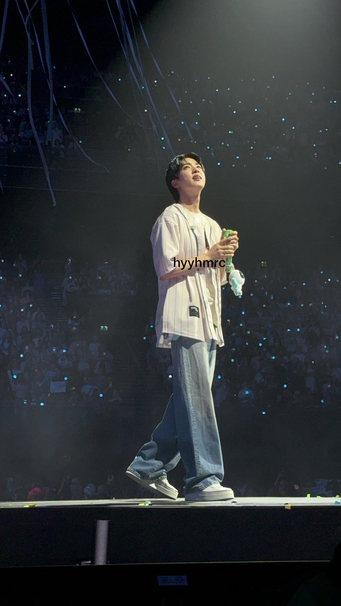 hyyhmrc's tweet photo. me bringing my #RUNSEOKJIN_epTour 
pictures back up every few months, because who's gonna stop me 🤩

BUT IT LOOKS SO UNREAL AND MAGICAL AND EVERYTHING AHHH
LIKE GET ME BACK 
LIKE HOW WAS THIS JIN IN FRONT OF ME WITHOUT ZOOM https://t.co/l0yC2DT8BB