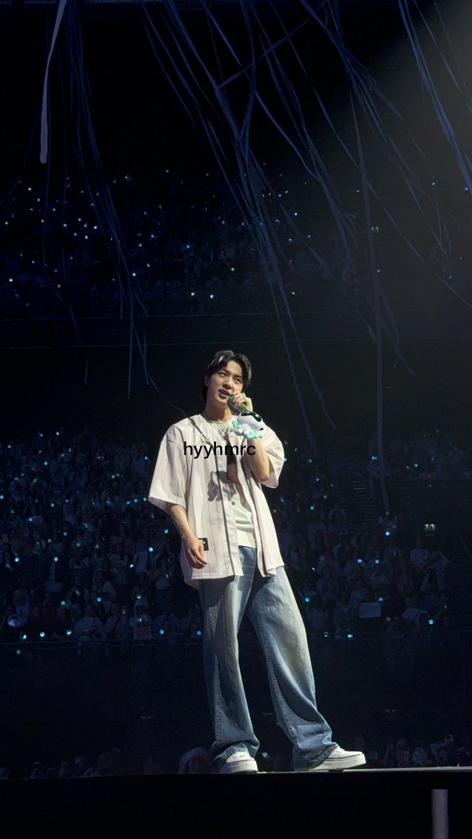 hyyhmrc's tweet photo. me bringing my #RUNSEOKJIN_epTour 
pictures back up every few months, because who's gonna stop me 🤩

BUT IT LOOKS SO UNREAL AND MAGICAL AND EVERYTHING AHHH
LIKE GET ME BACK 
LIKE HOW WAS THIS JIN IN FRONT OF ME WITHOUT ZOOM https://t.co/l0yC2DT8BB