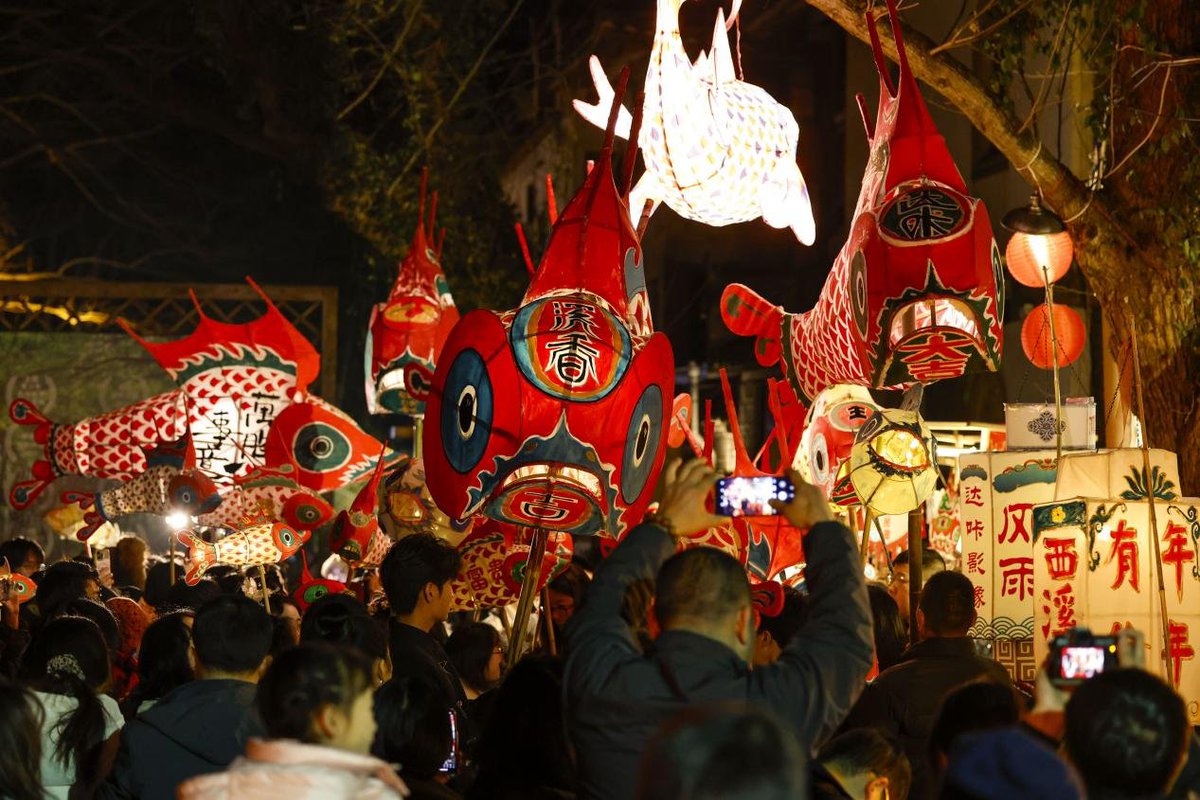 crowl801151's tweet photo. Lunar New Year vibes: red envelopes, lion dances, and plenty of laughter with loved ones https://t.co/kpjvIYXabV