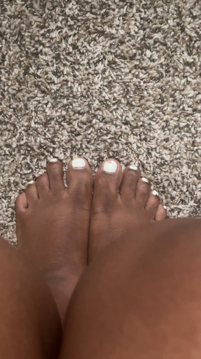 MayaMeals's tweet photo. Toenail polish chipped. I'm so mad😍😍 https://t.co/XJUxvcUZ06