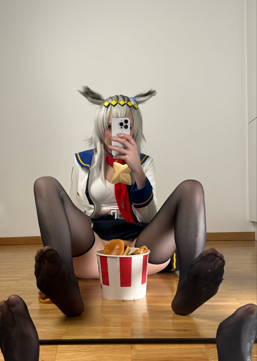 UsagiKirimi's tweet photo. Chicken or a burger? https://t.co/EJ4iRmFJHp
