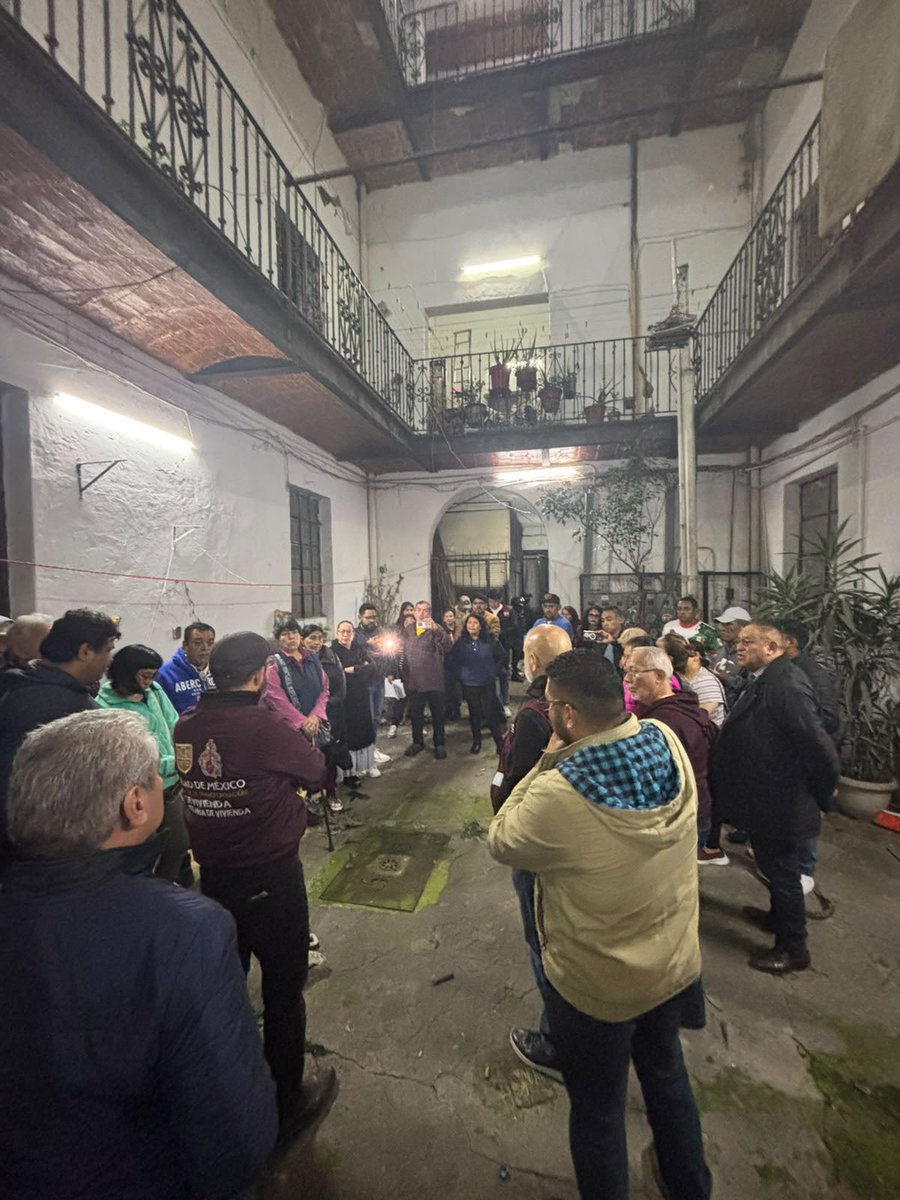 IntiMunoz's tweet photo. Hoy a primera hora de la madrugada, gracias al esfuerzo de vecinos y gobierno, el @INVICDMX -con el apoyo de la @SSC_CDMX, @SeGobCDMX y @CDMXConsejeria- tomó posesión del edificio ubicado en Cuba 11, Centro Histórico, tras publicarse el decreto de expropiación del mismo por las causales de utilidad pública que determina la Ley. El inmueble será rehabilitado con la autorización de @bellasartesinba y las familias que ahí habitaban antes de su desalojo ilegal volverán a sus departamentos como propietarios, gracias al crédito de interés social del Programa de Vivienda en Conjunto. Sin duda, es un triunfo ciudadano y un paso contra las prácticas del despojo. Ninguna persona física o moral pudo acreditar fehacientemente la propiedad de la vecindad, cuyo legítimo dueño falleció hace varios años. 

@Vivienda_CDMX 
@ClaraBrugadaM 

#CapitalDeLaTransformación.