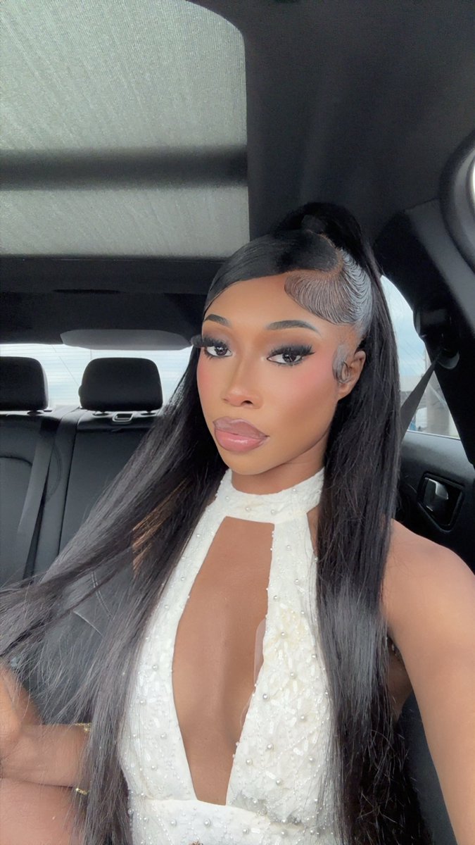 GraceGorgeous_'s tweet photo. Top shelf you can’t reach her 🍷 https://t.co/1wEPcjyhgv