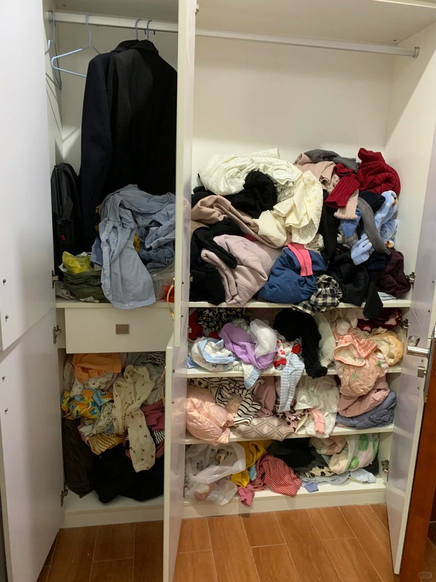 lyun1311's tweet photo. Tackled my 10-year-old closet today: sorted old tees, donated unworn items, and made space for new treasures. Less clutter = more peace!， https://t.co/mB4C2TvUpI