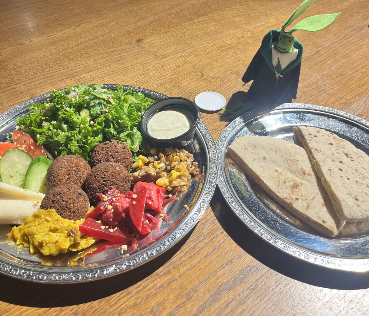 runan92's tweet photo. バックロットでファラフェルメッゼプレート ?とかいう新メニュー食べた🥬美味しかったのでまた食べたいかも👏フロッグのシェイクもミルクシェイク＋マスカット味で飽きずに飲めた🎶(4枚目、スミスアンドウォレンスキー？？？と思ってしまう😹)
#WBtourtokyo
#スタジオツアー東京
#ハリポタツアー https://t.co/TOnUZQttbc