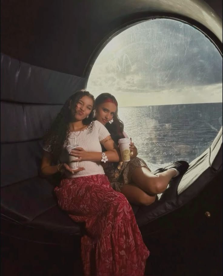 luahqt's tweet photo. Between Us ⋮ ⌗AU┆KYLIA 

kylie e malia são melhores amigas desde sempre e fizeram uma promessa: nunca se apaixonarem. mas um verão juntos, entre festas, praias, ciúmes e sentimentos escondidos, faz as duas perceberem que talvez tenham quebrado a única regra que juraram seguir. https://t.co/x7gb8R8Ga3