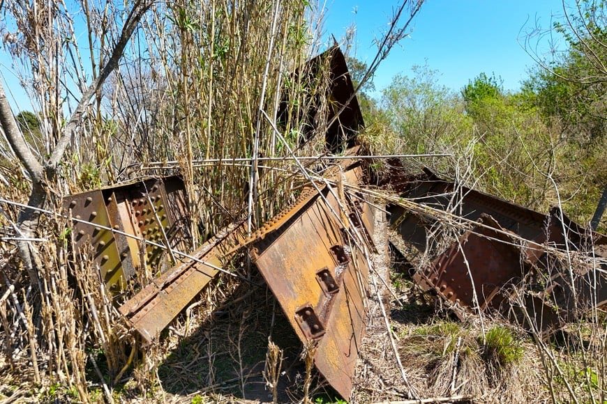 LucasEPayetta's tweet photo. 🏗️ Buscan recuperar la historia del antiguo Puente Colgante

La Cámara de Senadores propone poner en valor sus piezas originales y la antena, y emplazarlas en un espacio público de Santa Fe con participación ciudadana. Un proyecto del senador @PacoGaribaldi https://t.co/bZHiV08fO7