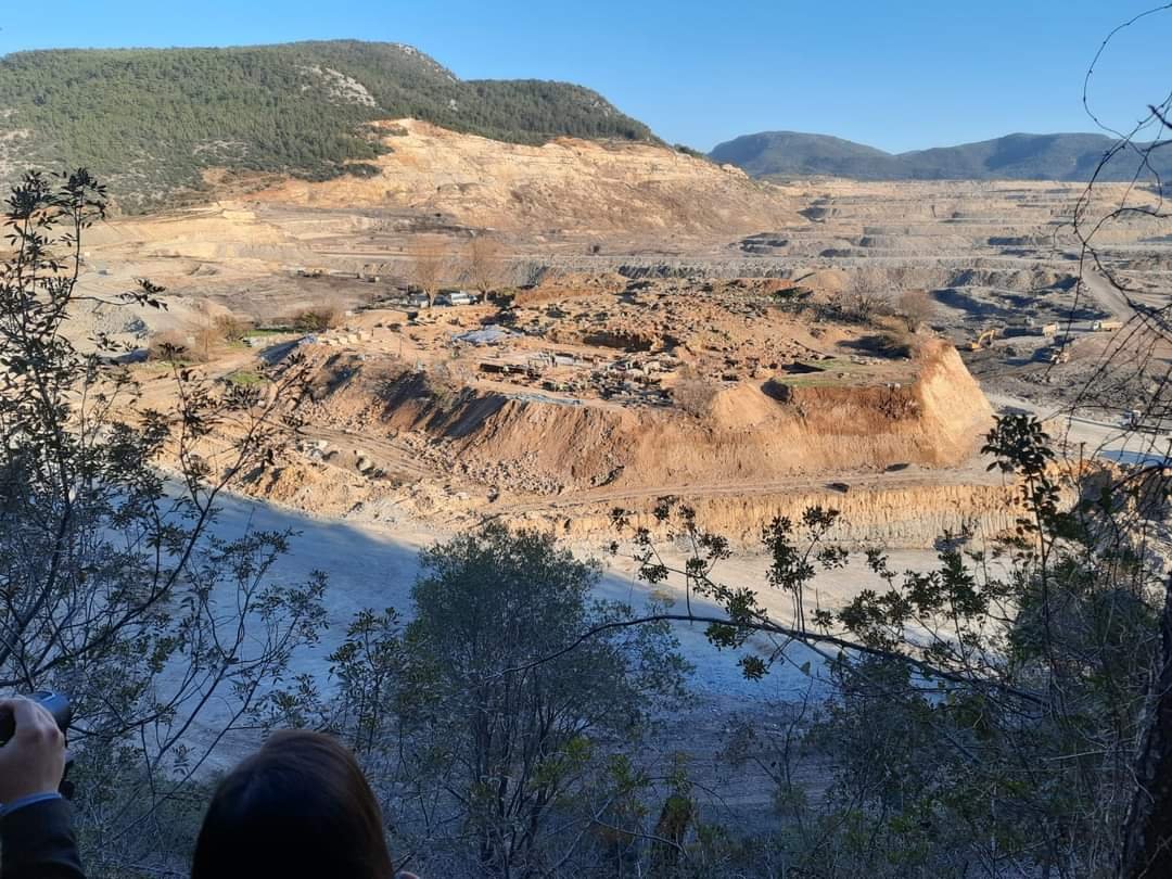 selahattnaydiin's tweet photo. Burası Işıkdere Köyü’ydü. Toprağının altında Karialılara dek uzanan Helenistik, Roma ve Bizans katmanlarının izlerini saklıyordu. Dikkatli bakıldığında kadim yaşamların nişaneleri hemen göze çarpıyordu. Ne var ki geniş bir arkeolojik alana yayılan bu yerleşim bir şirketin linyit kömürü çıkarabilmesi uğruna gözden çıkarıldı, haritadan silindi.
​Akla takılan soru tazeliğini koruyor. Bu eserler nereye taşındı? Mozaikler ve sikkeler gibi taşınabilir taşınmaz kültür varlıklarının depolarda korumaya alındığı bildirildi.