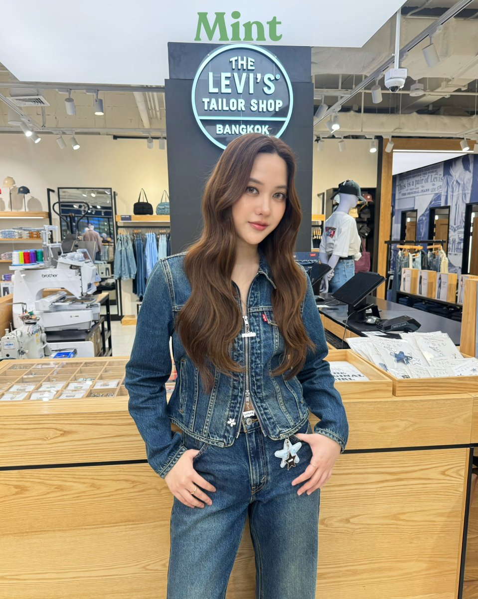 mintmag_th's tweet photo. ยอมแล้วพี่! #MintReports ส่งโมเมนต์ ’ฟรีน’ กับโททัลลุคจากคอลเล็กชั่น Levi’s® x ROSÉ เปิดตัว “The Original Girl” ที่แฟนๆ สามารถสัมผัสได้แล้ววันนี้ ณ ร้าน Levi’s® สาขา centralwOrld💚

#srchafreen 
#LevisXROSÉ  #LevisTH 
#MintMagTH https://t.co/F4CZlSTBrO