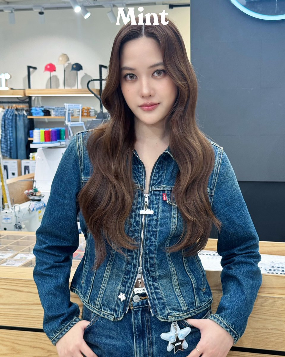 mintmag_th's tweet photo. ยอมแล้วพี่! #MintReports ส่งโมเมนต์ ’ฟรีน’ กับโททัลลุคจากคอลเล็กชั่น Levi’s® x ROSÉ เปิดตัว “The Original Girl” ที่แฟนๆ สามารถสัมผัสได้แล้ววันนี้ ณ ร้าน Levi’s® สาขา centralwOrld💚

#srchafreen 
#LevisXROSÉ  #LevisTH 
#MintMagTH https://t.co/F4CZlSTBrO