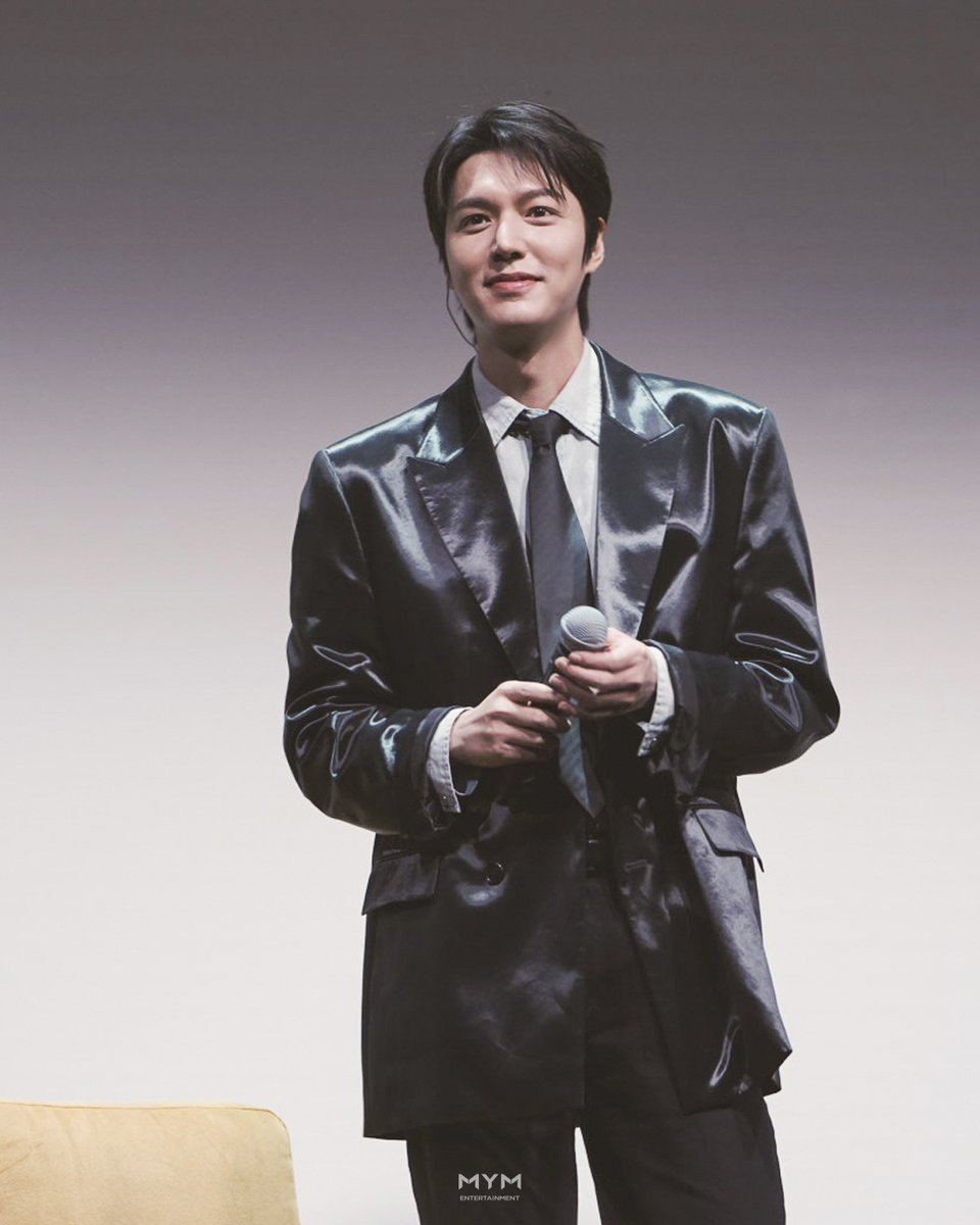 ActorLeeMinHo's tweet photo. [#LEEMINHO]

2026 토론토국제영화제 두 번째 날! 😎
ICW(In Conversation With…) 현장에서 팬 여러분과
그 어느 때보다 가까이 호흡한 민호 배우!

다정한 눈빛, 깊이 있고 진솔한 입담,
장내를 가득 채운 팬 여러분의 사랑으로 차올랐던 60분💖

무대 위에서 한층 더 빛났던 민호 배우의 모습,
지금 바로 만나보세요 🎬✨

Day 2 at the 2026 Toronto International Film Festival! 😎 
Lee Minho connected closer than ever with fans at the ICW (In Conversation With…) event!

60 minutes filled with tender eyes, deep and honest conversations, and the overwhelming love from fans that packed the venue💖

Check out Minho shining even brighter on stage, right now 🎬✨

#이민호 #암살자들 #MINOZ #MYMENTERTAINMENT
