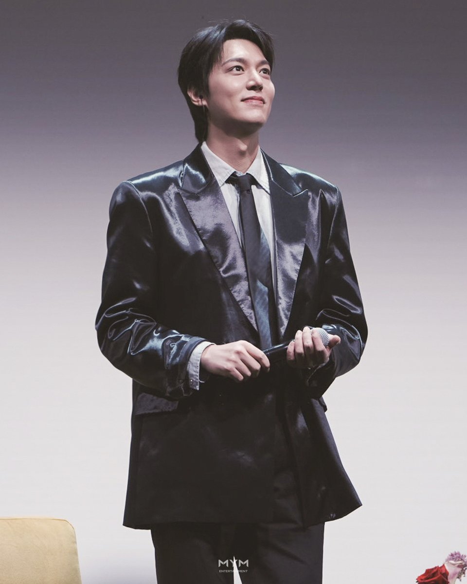 ActorLeeMinHo's tweet photo. [#LEEMINHO]

2026 토론토국제영화제 두 번째 날! 😎
ICW(In Conversation With…) 현장에서 팬 여러분과
그 어느 때보다 가까이 호흡한 민호 배우!

다정한 눈빛, 깊이 있고 진솔한 입담,
장내를 가득 채운 팬 여러분의 사랑으로 차올랐던 60분💖

무대 위에서 한층 더 빛났던 민호 배우의 모습,
지금 바로 만나보세요 🎬✨

Day 2 at the 2026 Toronto International Film Festival! 😎 
Lee Minho connected closer than ever with fans at the ICW (In Conversation With…) event!

60 minutes filled with tender eyes, deep and honest conversations, and the overwhelming love from fans that packed the venue💖

Check out Minho shining even brighter on stage, right now 🎬✨

#이민호 #암살자들 #MINOZ #MYMENTERTAINMENT
