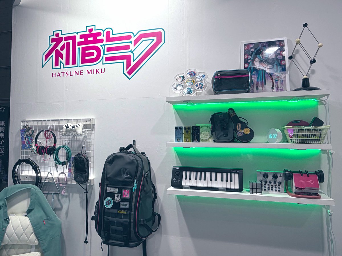 auryn_goods's tweet photo. 同じHall 9 の09-W05 にて出展しているPixioさんブースでは、初音ミクの世界観をイメージしたゲームルームを展示中🩵💚

弊社のグッズも数点展示していただいております！！✨

#TGS2026 https://t.co/XPcpvSPmTV