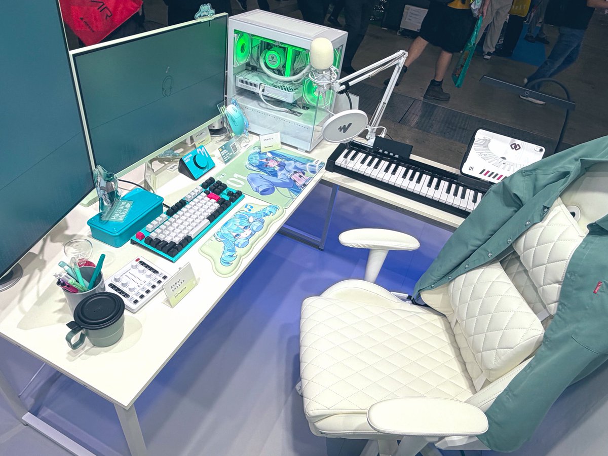 auryn_goods's tweet photo. 同じHall 9 の09-W05 にて出展しているPixioさんブースでは、初音ミクの世界観をイメージしたゲームルームを展示中🩵💚

弊社のグッズも数点展示していただいております！！✨

#TGS2026 https://t.co/XPcpvSPmTV