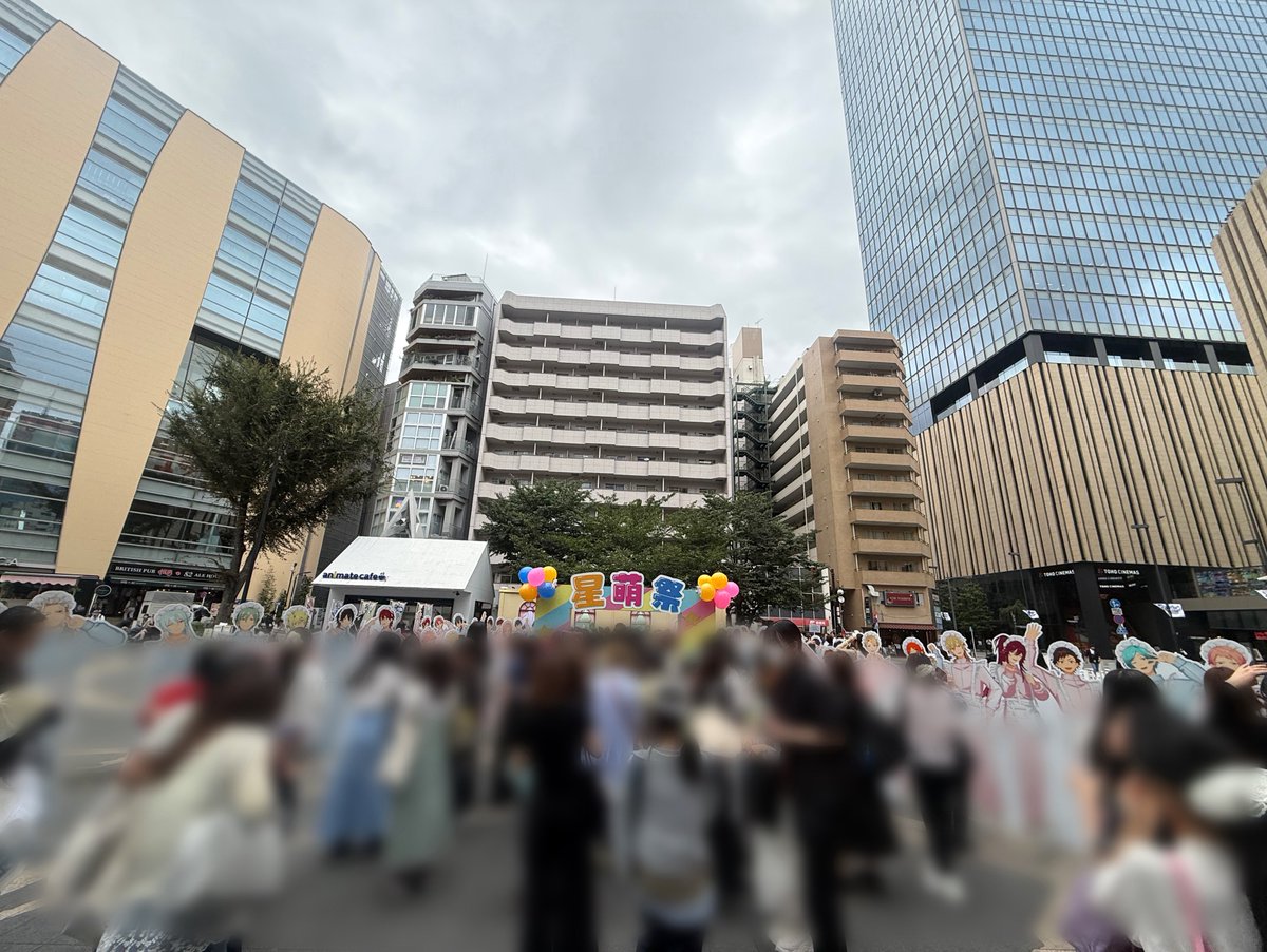 enst_demodori's tweet photo. 星萌祭平日とは思えないぐらい混んでるwwww
仕事行く前にちょっとだけ〜って思ったけど、こはくさん最後尾です！って30人ぐらい待ってるのみて諦めた…… https://t.co/jJs7sgCo9C