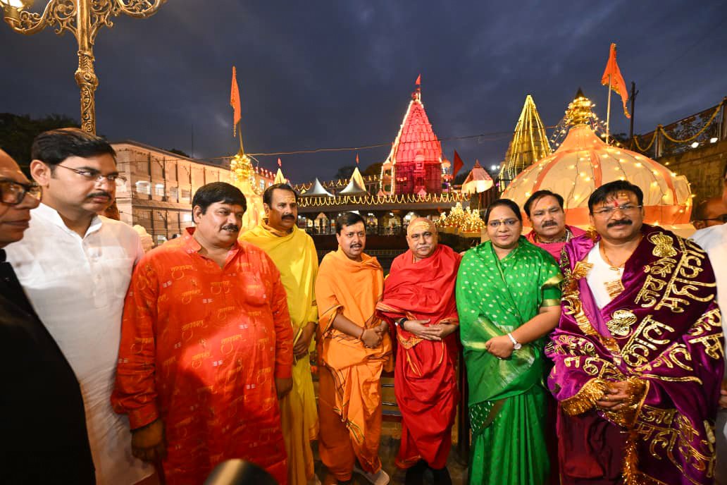 Hkhandelwal1964's tweet photo. करालं महाकाल कालं कृपालं। 
गुणागार संसारपारं नतोऽहं ।।

आज भारतीय जनता पार्टी के राष्ट्रीय अध्यक्ष माननीय श्री @NitinNabin जी के साथ उज्जैन स्थित श्री महाकालेश्वर मंदिर में बाबा महाकाल के पवित्र भस्म आरती में सम्मिलित होकर विधिवत् पूजन - अर्चन किया तथा प्रदेशवासियों के सुख - समृद्धि की कामना की।

 जय श्री महाकाल!