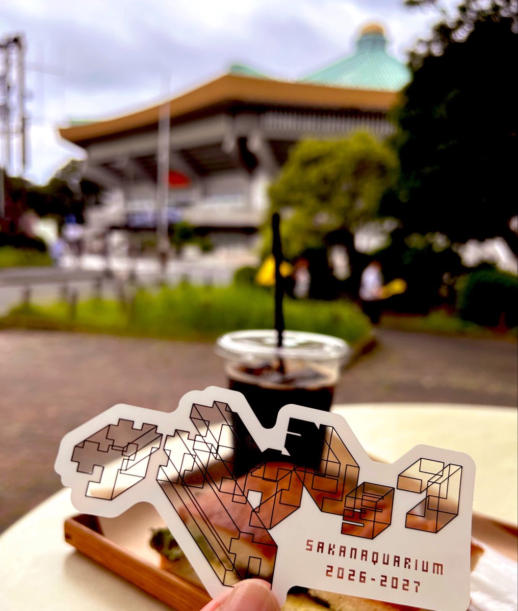 MiffyYuzu's tweet photo. グッズを受け取って公園内のカフェで休憩。BGMがサカナクションでありがとうございます🫶
テラス席でグッズの音漏れ味わうのも良し！涼しい https://t.co/pJIHDAyNbf