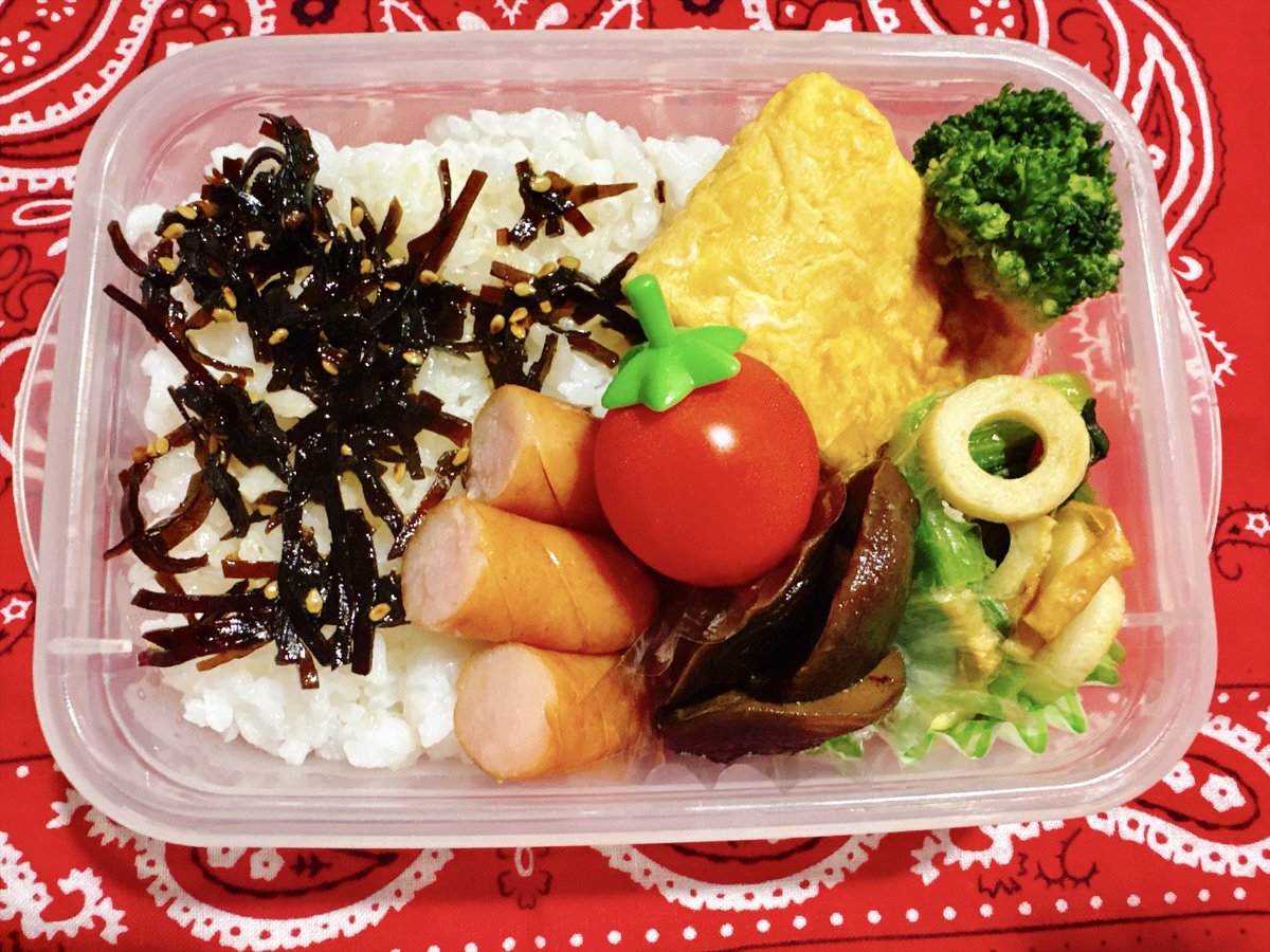 wa_awpoco's tweet photo. 🔸卵焼き
🔸ウィンナー
🔸椎茸煮
🔸小松菜煮
🔸ブロコリトマト

最近おにぎりで充分だったのでお弁当も小さいのでいいなと思い一回り小さいのがなくてタッパーに入れたら…

おかずのせいもあるがおじちゃんのお弁当感って言うと失礼🙄

やっぱり弁当箱探そうと思う！

#昼ごはん　#お弁当　#節約生活 https://t.co/ctIu6nKkvq