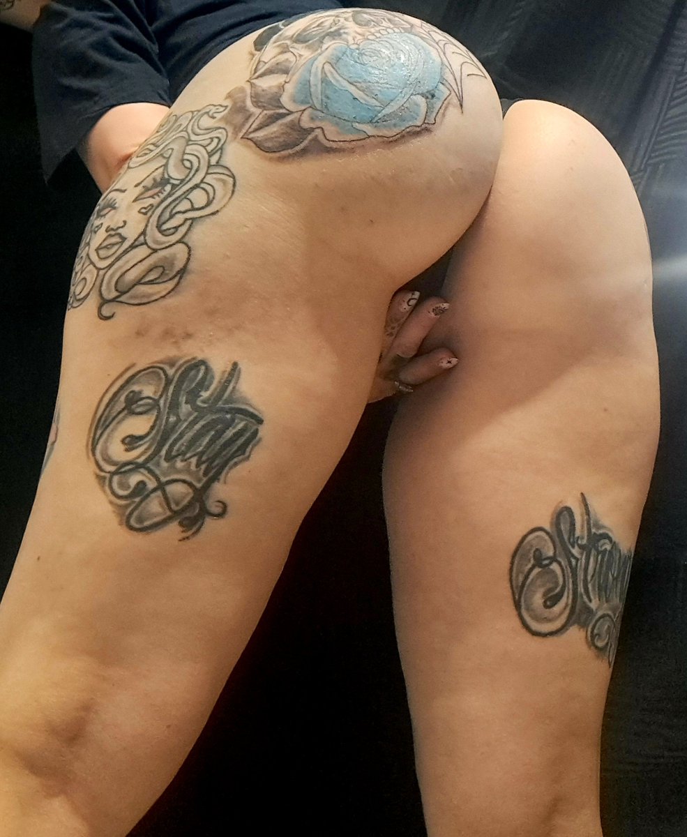 DestinyRos97l's tweet photo. Being bent over roughly is on my mind right now! Need me a Big Daddy who isnt afraid to be rough 🥵😘😈🖤 #naughty #slut #tattedmilf #horny #kinky #submissive #baddie https://t.co/k8lyFconuI