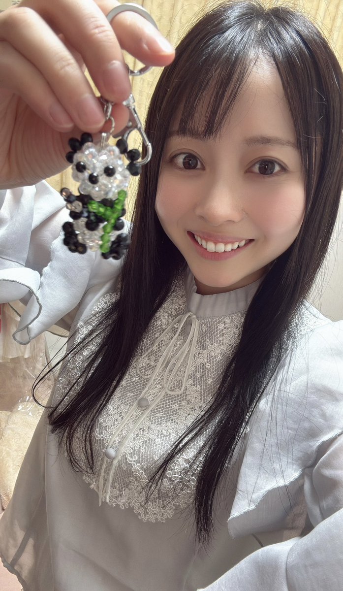 yuzunoki1120's tweet photo. 9月13日(日)、メンバーのイジーちゃんの体調不良で急遽ソロライブになったのですが、みんなのおかげで楽しかったよ！！！

そして先日、イジーちゃんからプレゼントをもらいました🐼💗

命名、
「お詫びパンダ」

ありがとう。大切にします。
手に持ってるのは笹かな？
ゆいのYに見えるミラクル🎋 https://t.co/NobJCZgwYe