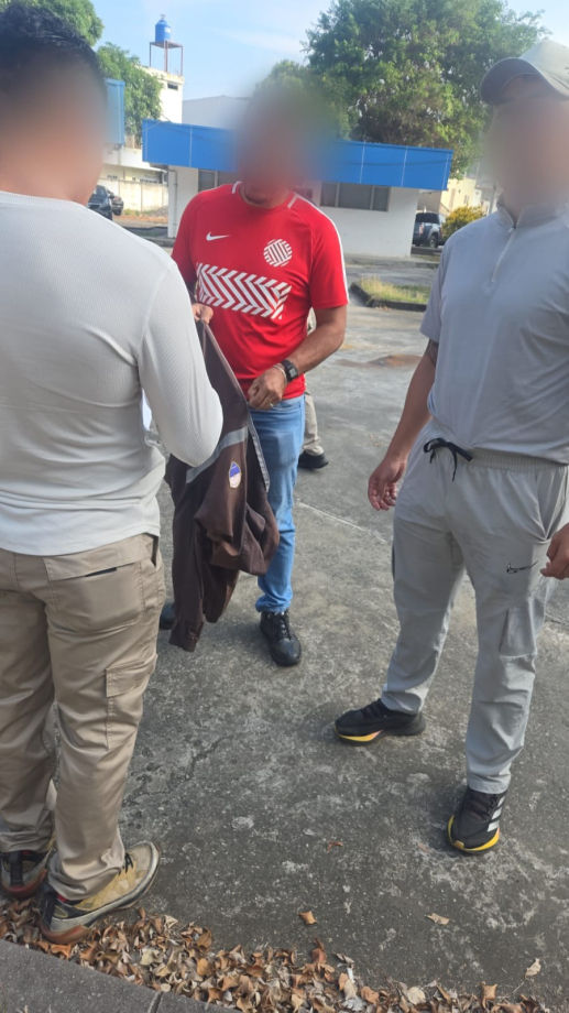 lahistoriaec's tweet photo. Uniformes sucios. Cinco policías, entre ellos tres servidores en servicio activo y dos en servicio pasivo, fueron detenidos la mañana de este jueves en Guayas y El Oro. Los implicados habrían recibido dinero a cambio de filtrar información confidencial y borrar boletas de captura del sistema informático institucional.