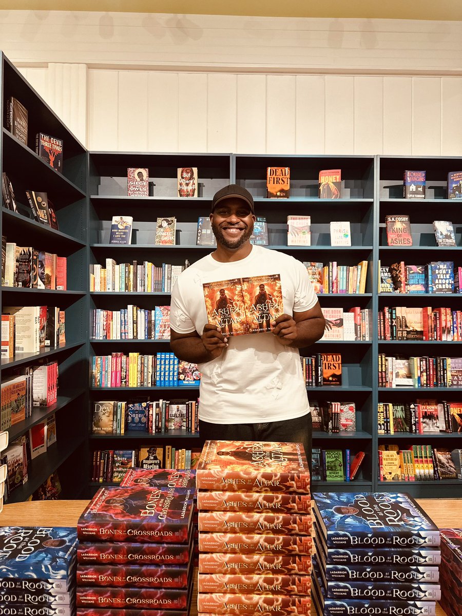 ItsLaDarrion's tweet photo. From driving Lyft and writing chapters in between passengers to meeting readers on book tour.

I’m am so blessed to be living my wildest dreams. https://t.co/Qp0pBo2H3E