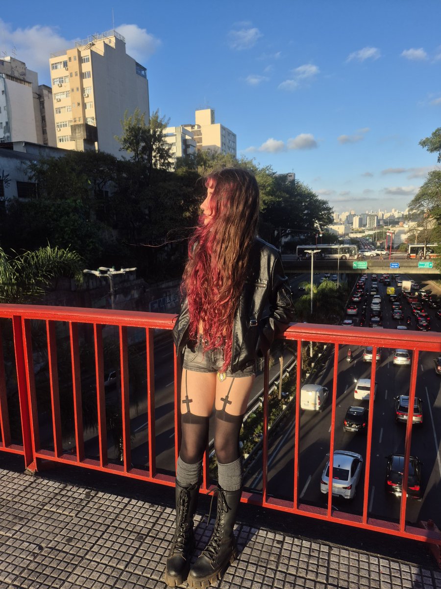 Lesbicamorango's tweet photo. Eu quando sou os dois https://t.co/tlPeffJiAk