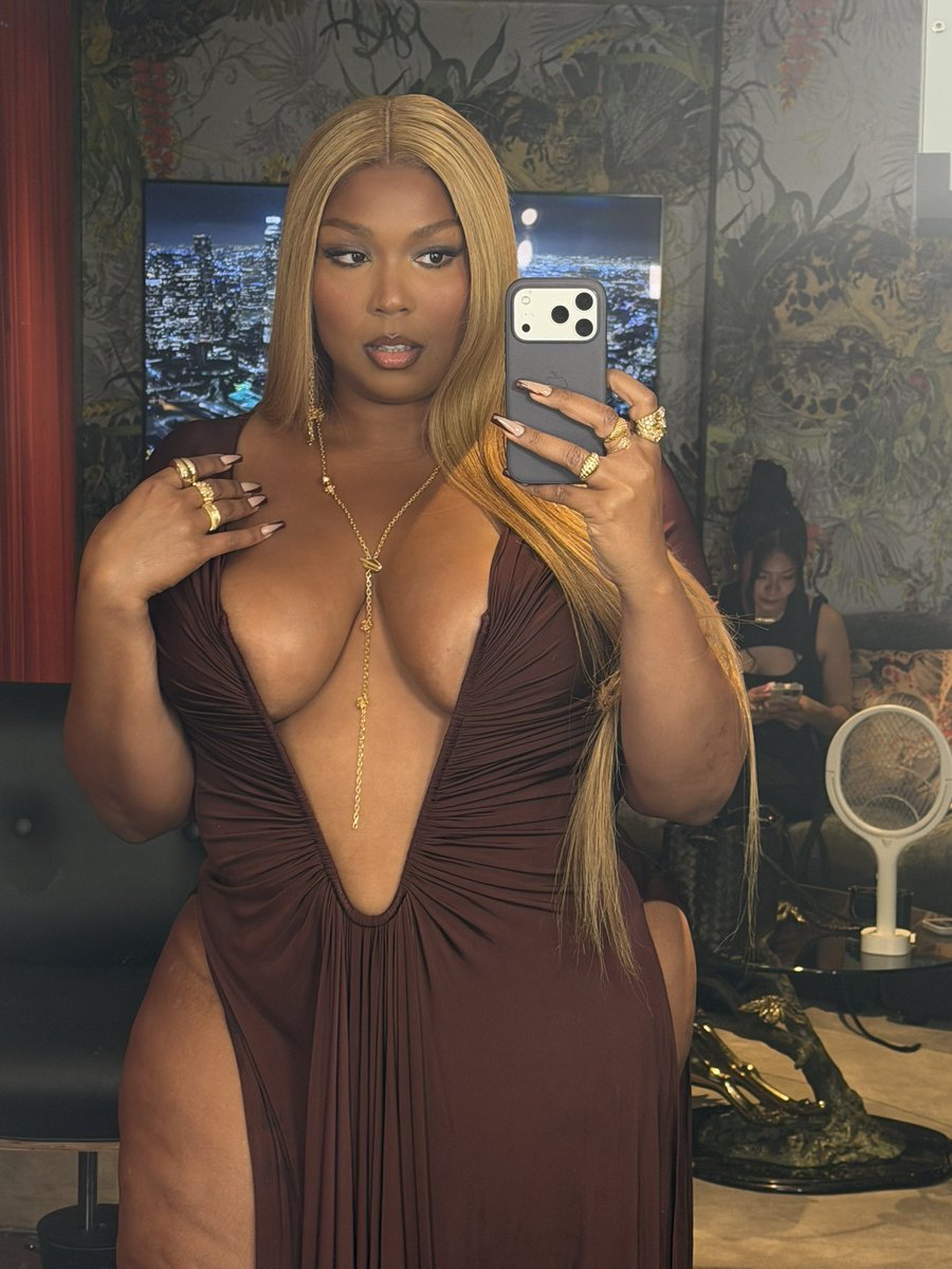 lizzo's tweet photo. Category is: wardrobe malFUNCTION https://t.co/c6dn1O06JW