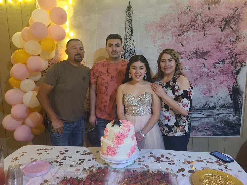 Fabiola_Avila9's tweet photo. Celebrando el cumpleaños de la hija de una amiga. Con mi esposo y mi hijo https://t.co/Oq5WxwzVJT