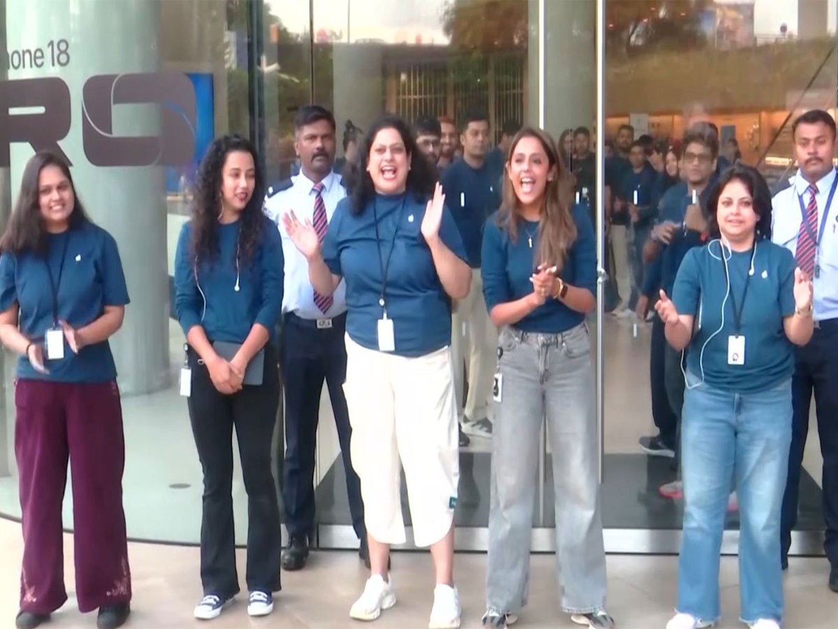 ani_digital's tweet photo. Apple stores open doors across India as crowds line up to buy iPhone 18 Pro, Pro Max
Read @ANI Story | https://t.co/6VNwGaxdpl
#Apple #iPhone18 #ProMax #AppleStores #India https://t.co/0o0qyftpbm