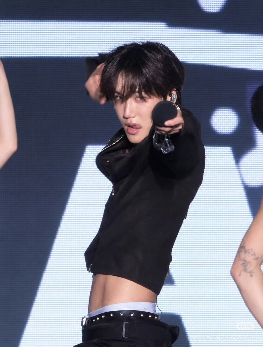 kaidiction's tweet photo. OH MY GOD THE WAIST?!?!?!?!?! https://t.co/hvlFyRkWqf