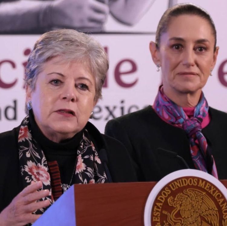 YoAmoaLaCiencia's tweet photo. Fallece el primer afectado por derrame de Grupo México en Sonora: ¿cuándo va a transparentar el gobierno de Sheinbaum el daño?

Luis Arturo Ozuna Vázquez, de 53 años, murió después de permanecer alrededor de mes y medio hospitalizado, después de que quedó expuesto al derrame del 25 de julio en Naco, Sonora.

Cuando el descarrilamiento de un tren de Ferromex, filial de Grupo México, provocó que más de 70 mil litros de hidrosulfuro de sodio terminaran en un arroyo.

Luis Arturo Osuna trabajaba como guardia de seguridad a unos tres kilómetros del accidente y al día siguiente caminó cerca de la zona contaminada para llegar a trabajar. 

Horas después comenzó con dolor intenso de cabeza, mareos y náuseas, su salud se deterioró hasta ser hospitalizado con neumonitis química, edema cerebral y lesión neurológica.

La neumonitis química es una lesión de los pulmones causada por la inhalación de sustancias tóxicas. El hidrosulfuro de sodio puede liberar sulfuro de hidrógeno, un gas tóxico que afecta pulmones y sistema nervioso. 

Luis Arturo Ozuna murió el 14 de septiembre, sin embargo no fue el único afectado, otras doce personas quedaron expuestas.

PROFEPA con Mariana Boy, informó que tomaríanmuestras de suelo y del arroyo para determinar hasta dónde llegó el químico y cuánto tendrá que remediar Grupo México. 

Pero aún no hay resultados públicos.

Alicia Bárcena, que “lidera” SEMARNAT, se ha mostrado tibia frente a Grupo México y ya hay una persona muerta, comunidades afectadas y una contaminación cuya magnitud completa sigue sin hacerse pública.

Hasta ahora, el gobierno de Sheinbaum ha sido más protector con Grupo México que con las personas afectadas.