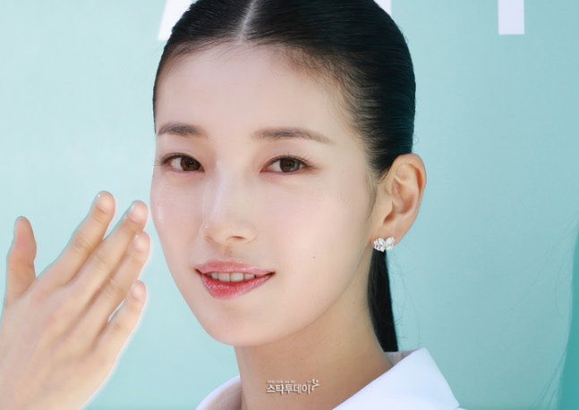 shuzkay's tweet photo. i’ve never seen someone as perfect as this …… god is a woman and her name is BAE SUZY !!!!!!! https://t.co/JDaaNyEq96