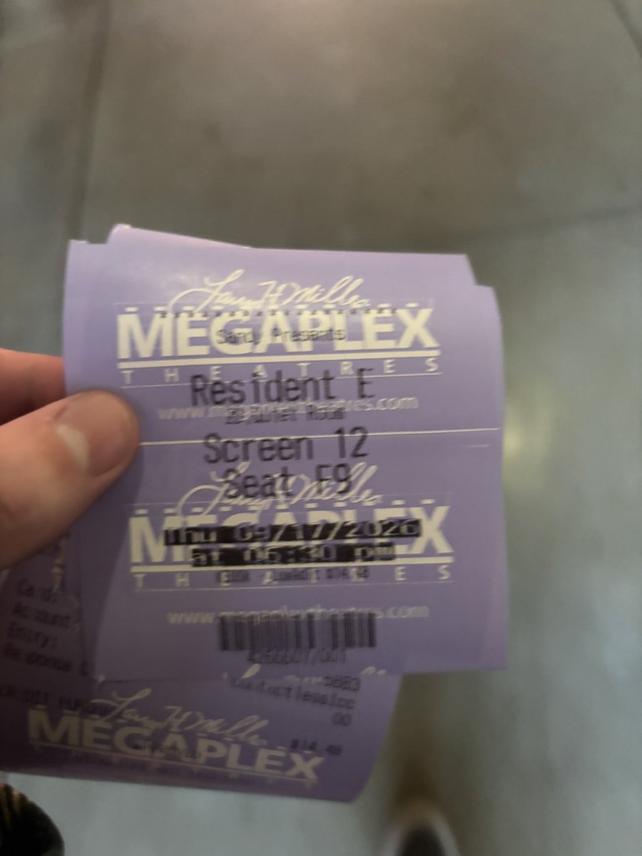 Bluepatterns__'s tweet photo. worth it. takes a few liberties here and there but it’s a far cry from milla jovovich doing backflips and shit. Best live action RE we’re ever gonna get and it couldn’t have been done with more love. https://t.co/uZM6k4ZksU