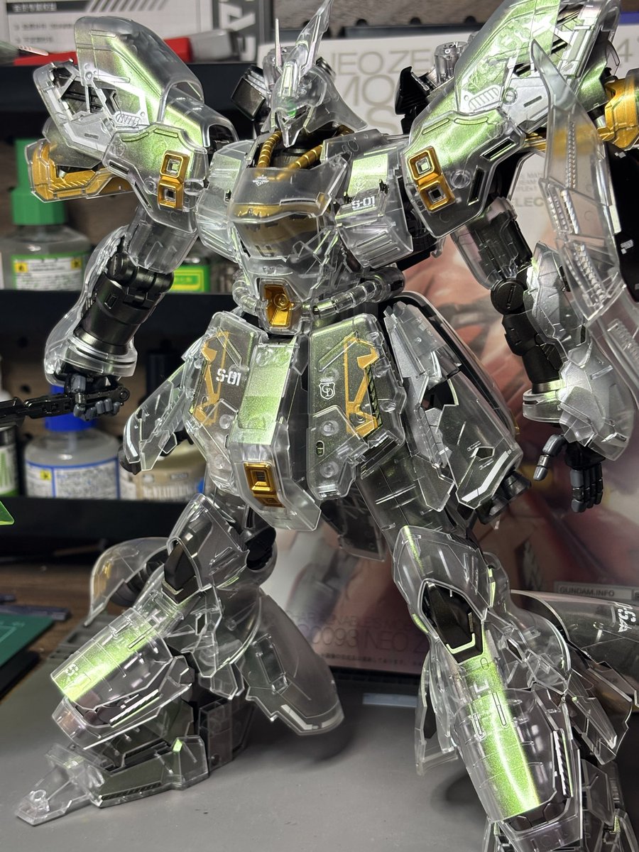 piyomode360's tweet photo. ガンベで買ったサザビー完成
コンパウンドまでしたクリアパーツでスケスケ！エッロ！とか思ったけどもサイコフレーム発光風にステラパール吹いたらクリア感がなくなった
光の当て加減でよい発光してるのでこれはこれでよしかな

#ガンプラ
#ガンプラ好きと繋がりたい
#卓上模型委員会 https://t.co/fZTEkSltMt