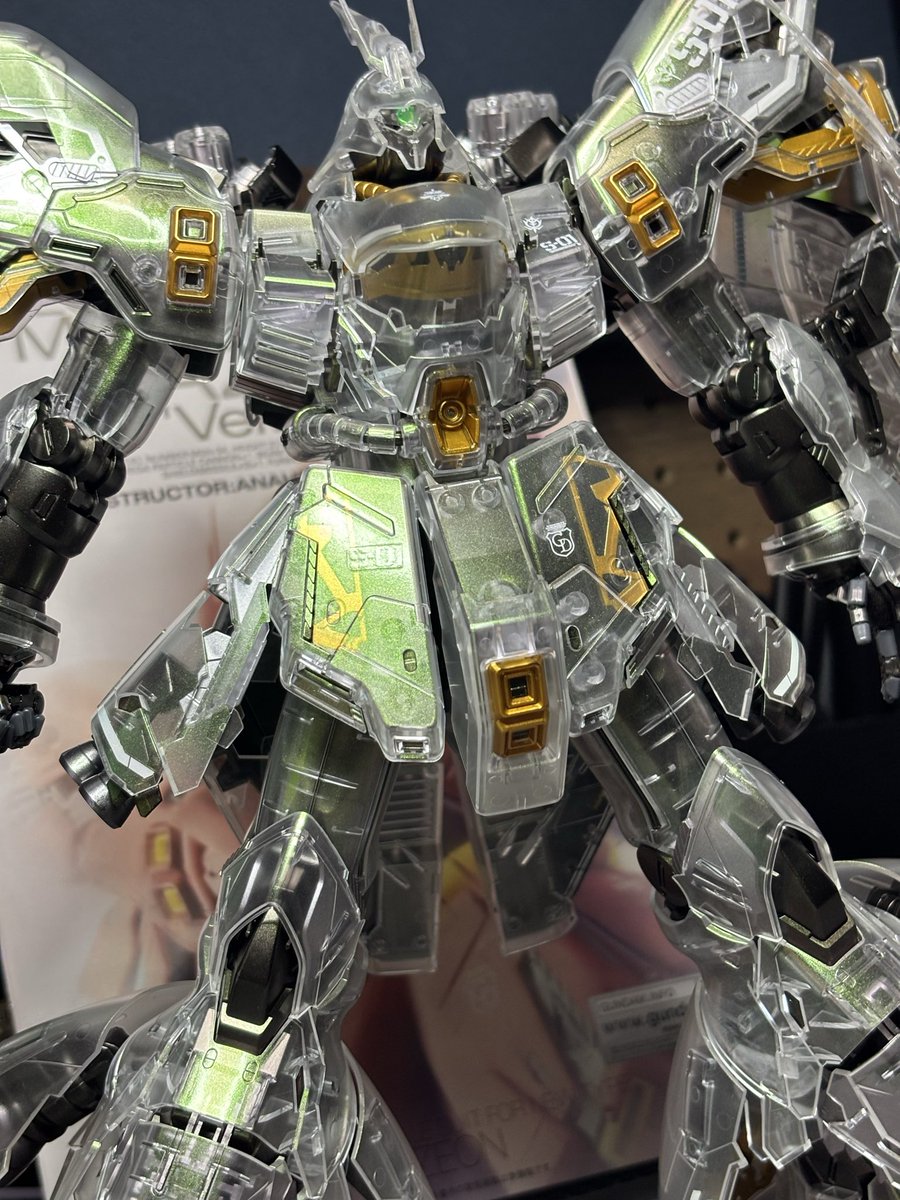 piyomode360's tweet photo. ガンベで買ったサザビー完成
コンパウンドまでしたクリアパーツでスケスケ！エッロ！とか思ったけどもサイコフレーム発光風にステラパール吹いたらクリア感がなくなった
光の当て加減でよい発光してるのでこれはこれでよしかな

#ガンプラ
#ガンプラ好きと繋がりたい
#卓上模型委員会 https://t.co/fZTEkSltMt