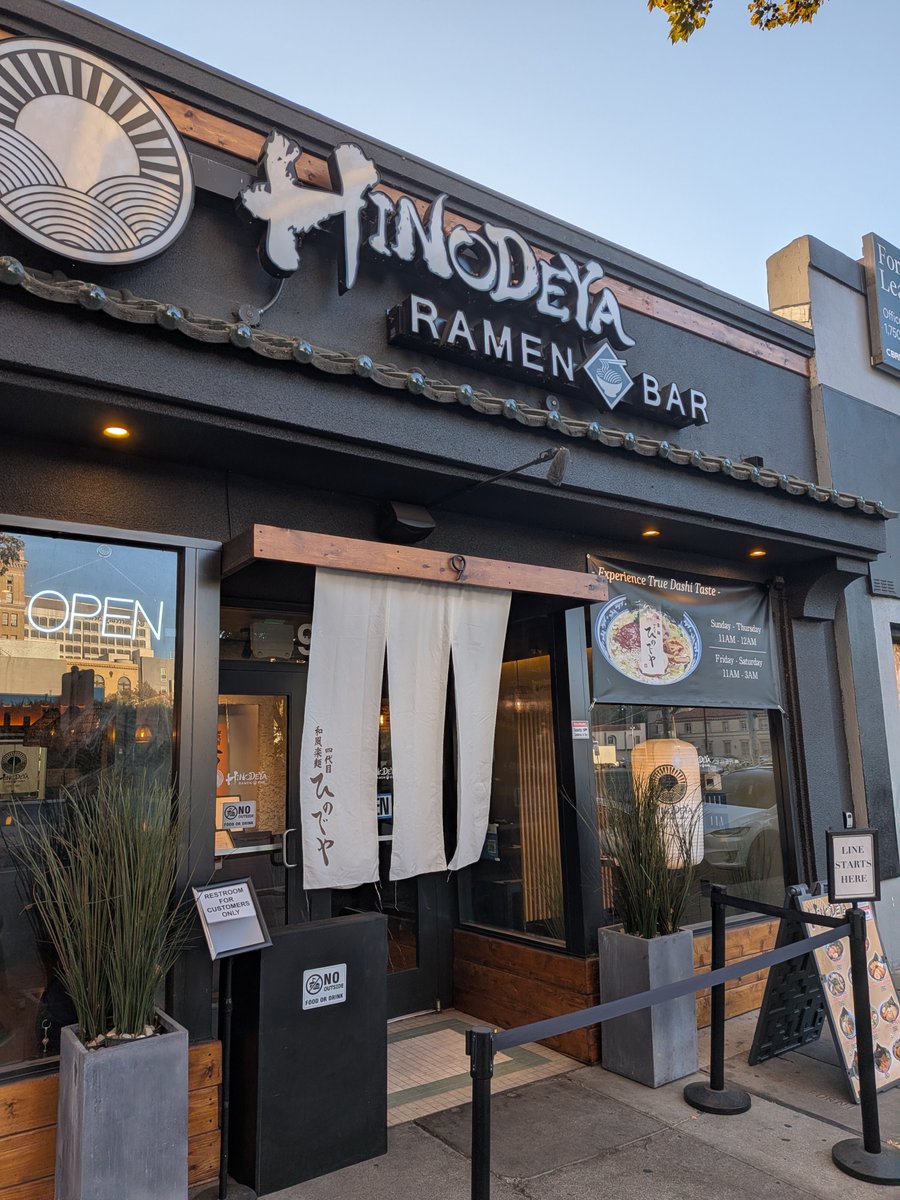 canard0328's tweet photo. ホテル近くのらーめん屋。3000円。
インドにあったら通う。
日本なら他行くかな https://t.co/qrOqi3b9ZA