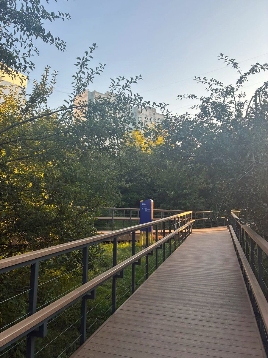 ENinternatio's tweet photo. モスクワ西部にあるクリラツキエ・ホルミ公園

丘や木々が広がる自然豊かなエリアで、現在はリニューアルが進められています。整備されたエリアはすでに開放され、散策路や遊び場、休憩スペースなどがあります。

都会の喧騒を離れて、自然の中でゆっくり過ごせる場所です。

#モスクワ #ロシア #散歩 https://t.co/tv6OC0EKmG